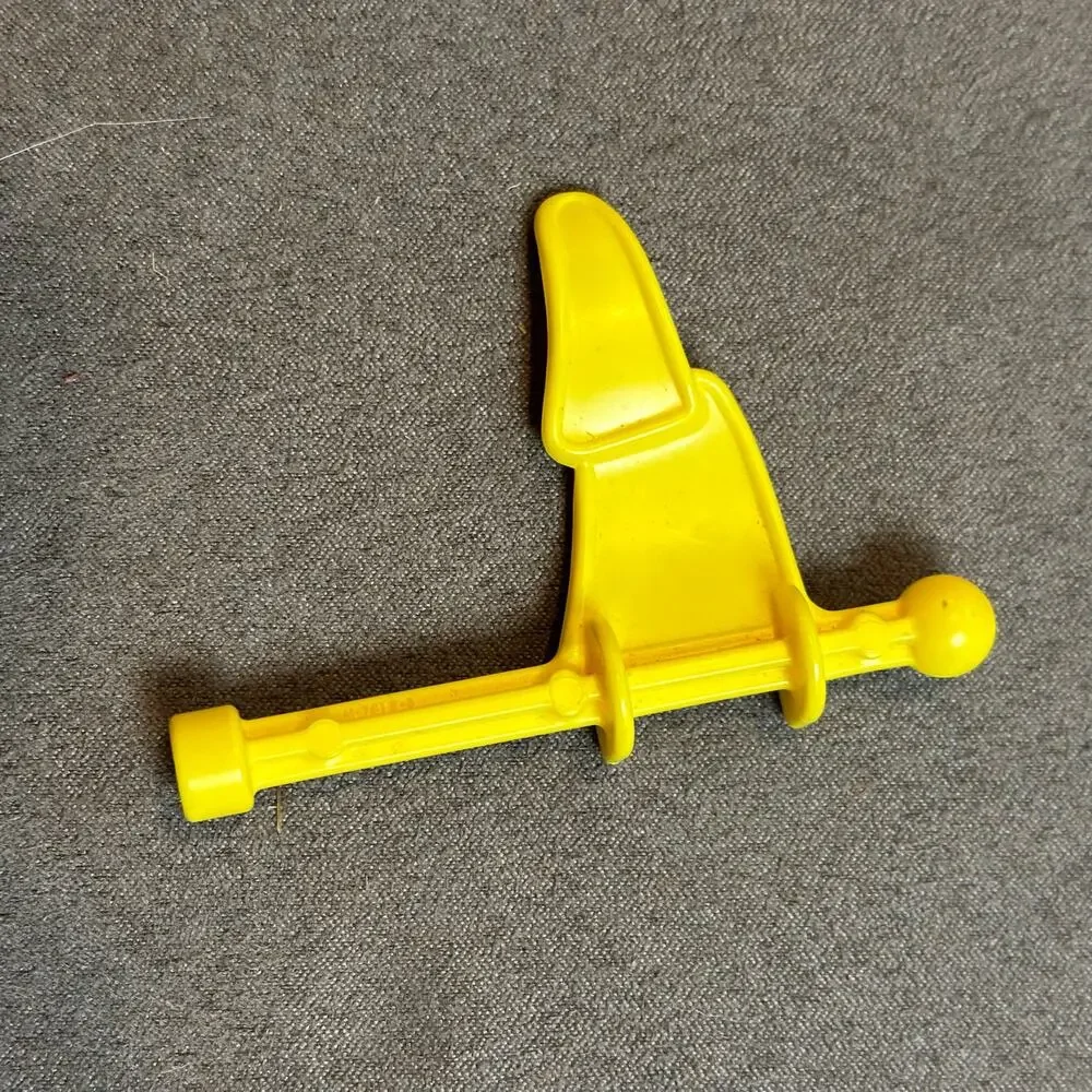 Lincoln Logs Yellow Plastic Flag 3